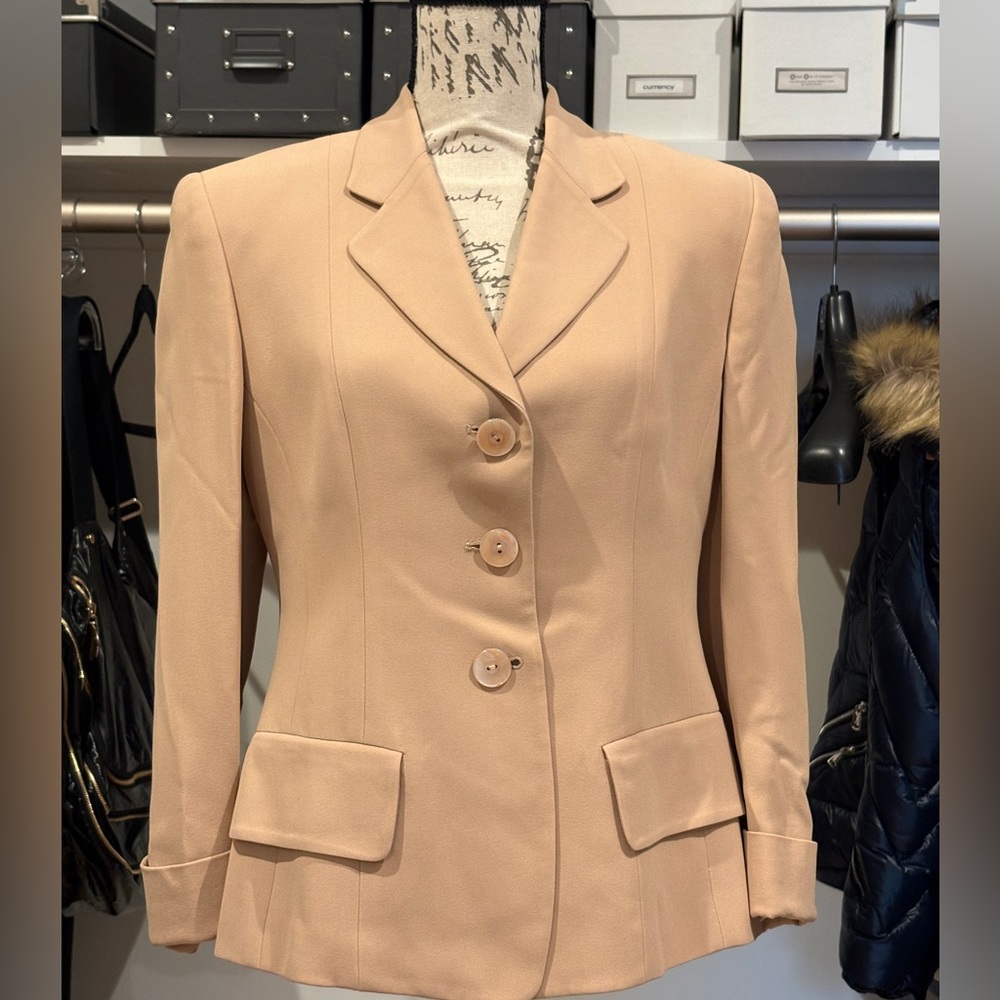 Donna Karan vintage, designer jacket, size 10
Sleeves 20 inches
